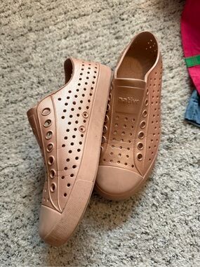 Native Jefferson adult Slip-On Sandals in Rose Gold EUC size 6